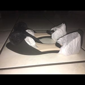 This is a brand new black flats for women